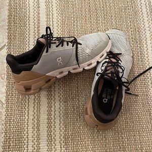 Well loved on cloudflyer in best color combo!